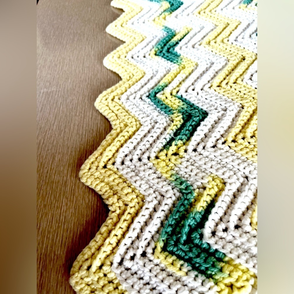VINTAGE CROCHETED ZIGZAG THROW - Picture 4 of 7